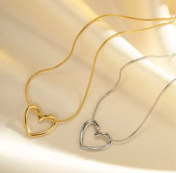 Gold_And_Silver_Tone_Heart_Pendant_Necklace_Set_for_Women