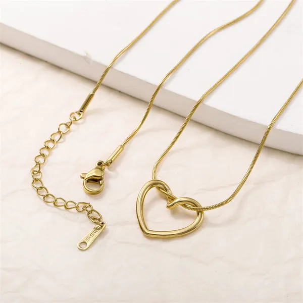 Gold_Tone_Heart_Pendant_Necklace_for_Women