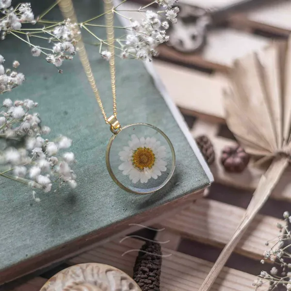 White_Resin_Floral_Pendant_Necklace_for_Women