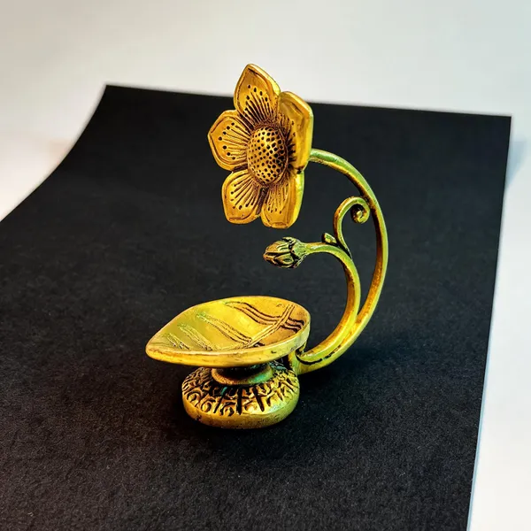 Brass_Floral_Design_Flower_Diya_Oil_Lamp
