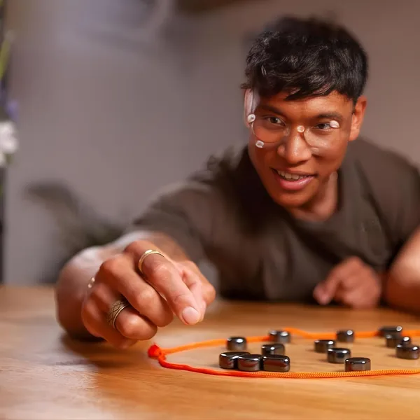 Magnetic_Strategy_Board_Game