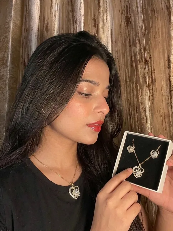 Eternal_Heart_Radiance_Jewellery_Set_Necklace_Earrings_In_Gold_Tone_Finish