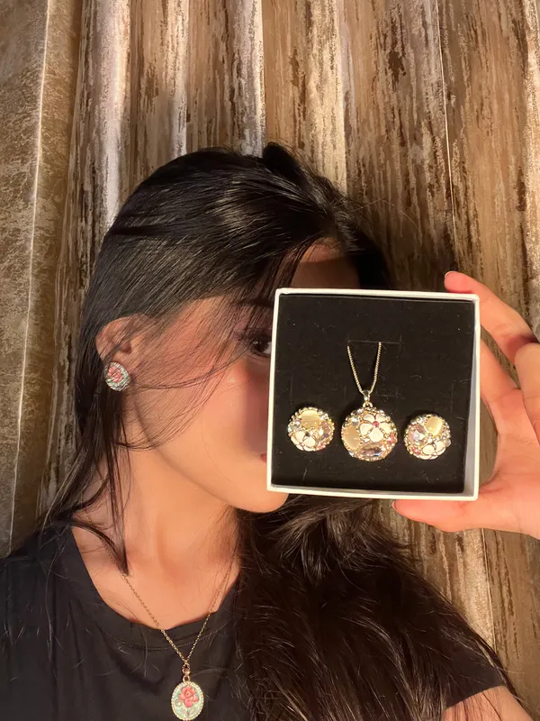 Floral_Crystal_Pendant_Set_Gold_Tone_Finish