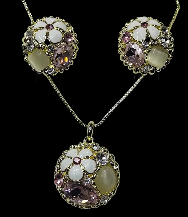 Floral_Crystal_Pendant_Set_Gold_Tone_Finish