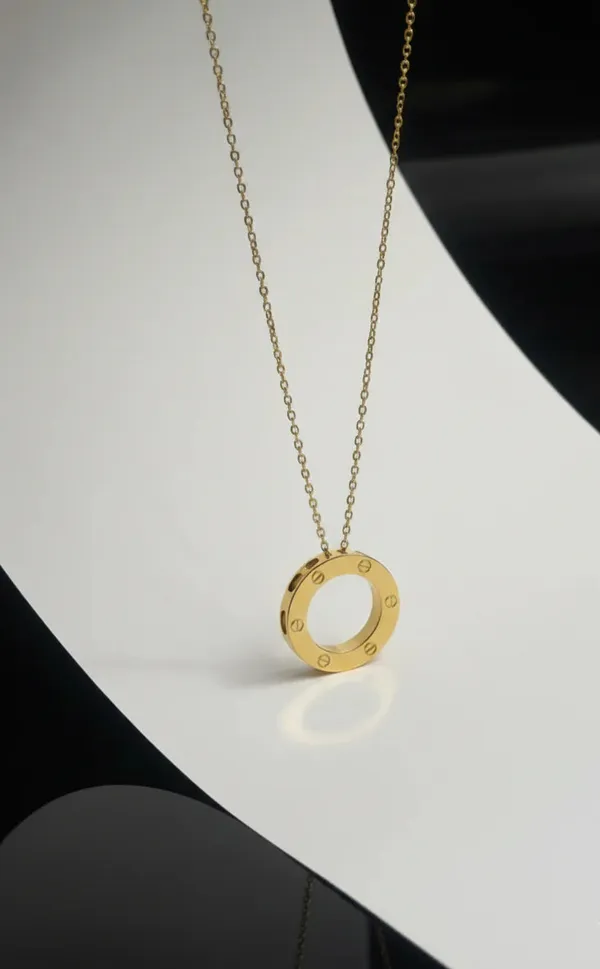 Golden_Circle_Pendant_Necklace_The_Power_Of_Simplicity