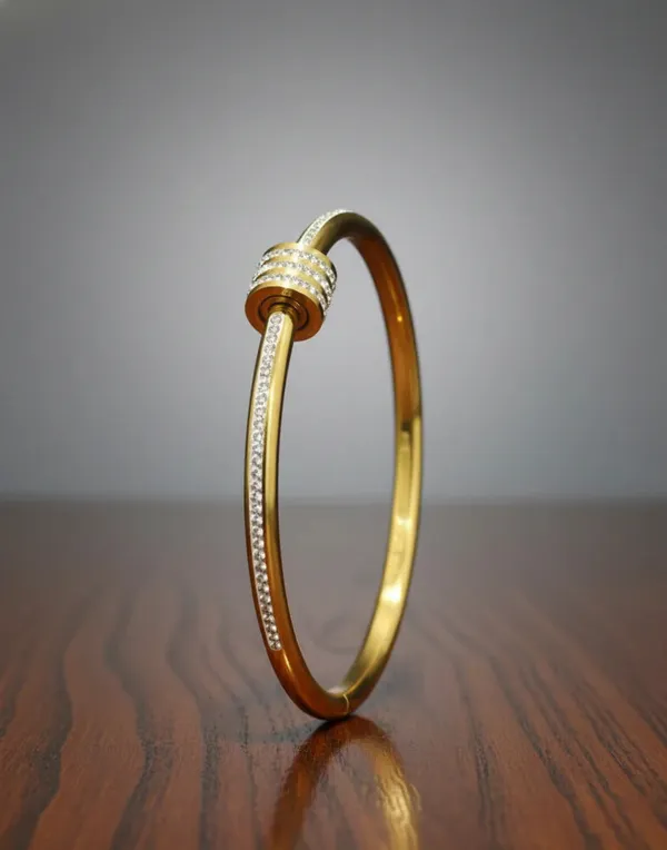 Sleek_Crystal_Detail_Bracelet_18k_Gold_Tone_Finish
