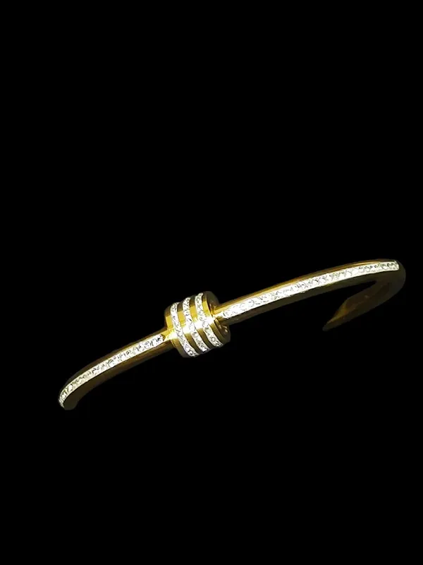 Sleek_Crystal_Detail_Bracelet_18k_Gold_Tone_Finish