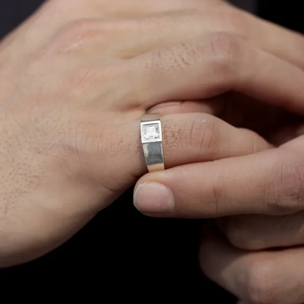 Bezel_Set_Princess_Cut_Moissanite_Diamond_Ring_Gold