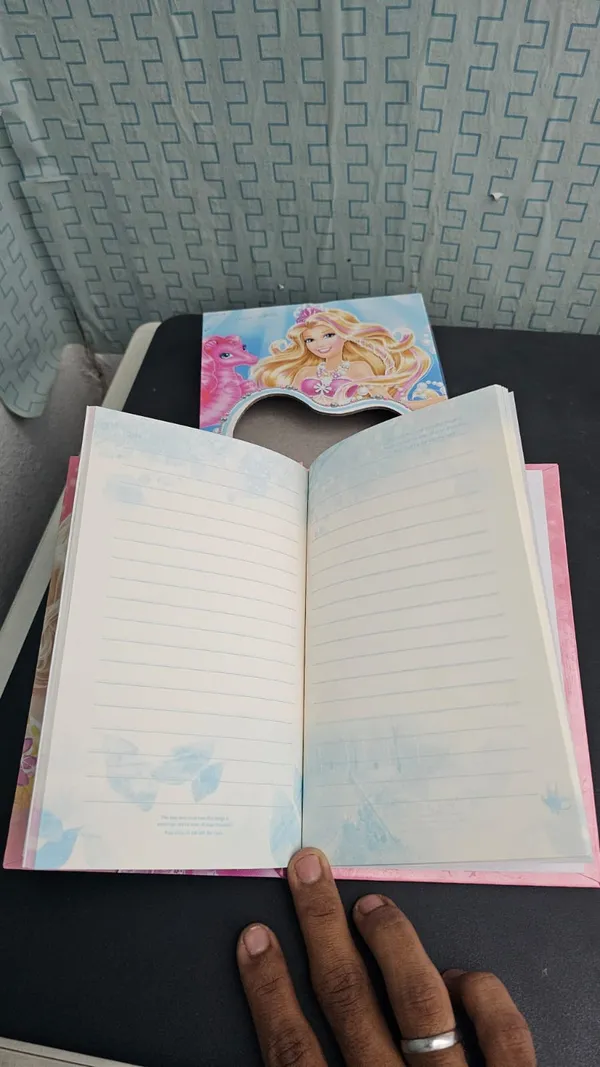 Pink_Fashion_Doll_Themed_Lockable_Lined_Diary