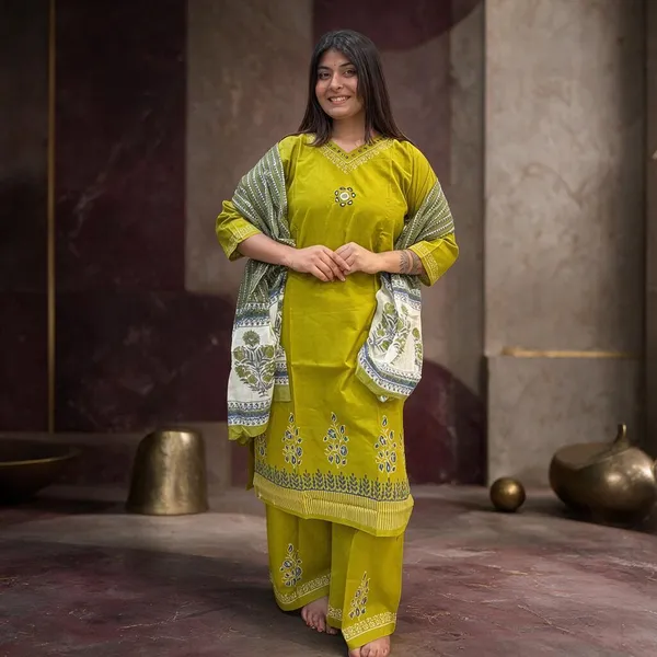 Green_Printed_Straight_Kurta_Set_For_Women
