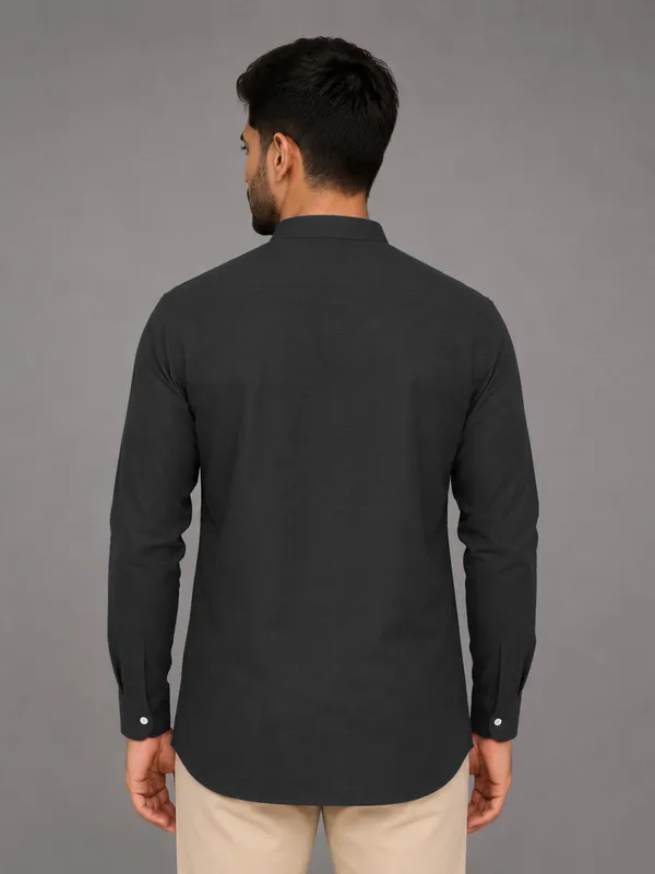 Urban_Fit_Dark_Grey_Short_Linen_Kurta_For_Men