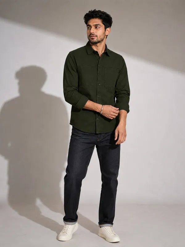 Modern_Cargo_Bottle_Green_Shirt