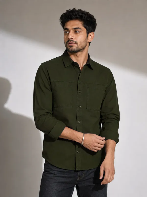 Modern_Cargo_Bottle_Green_Shirt