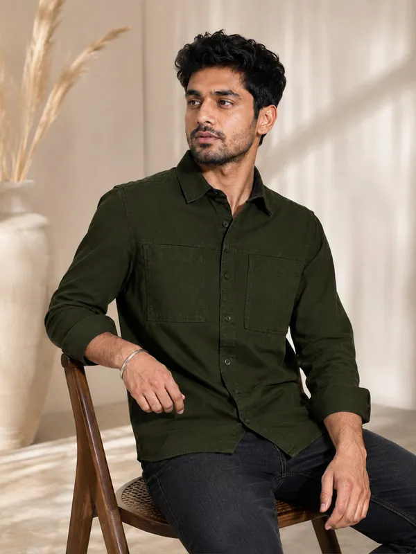 Modern_Cargo_Bottle_Green_Shirt