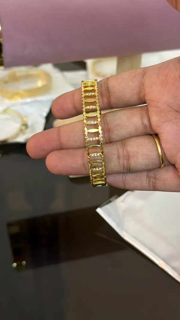 Gold_Anti_Tarnish_Alloy_Stone_Studded_Bangle_For_Women