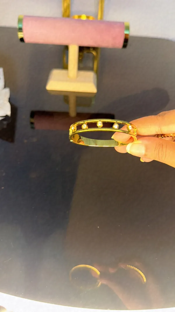 Gold_Anti_Tarnish_Alloy_Embellished_Bangle_For_Women