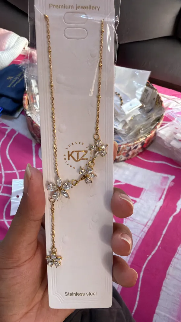White_Stainless_Steel_Floral_Pendant_Neck_Chain_For_Women