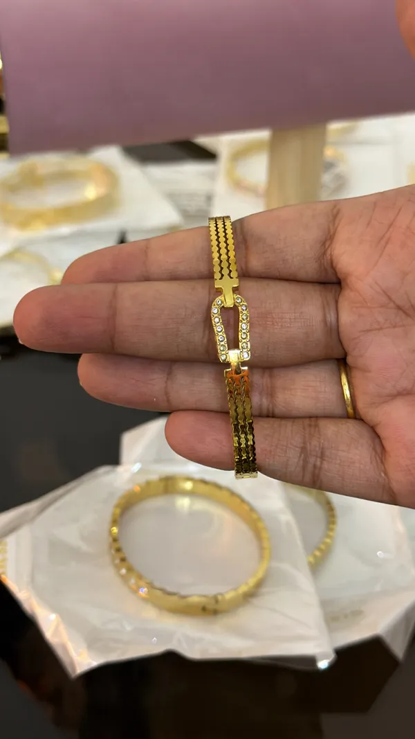 Gold_Anti_Tarnish_Alloy_Crystal_Bangle_For_Women