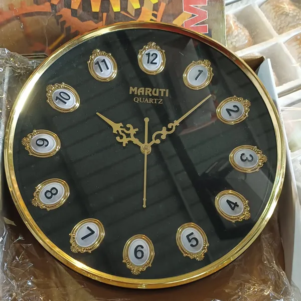 Metal_Traditional_Gold_Tone_Numbered_Round_Wall_Clock