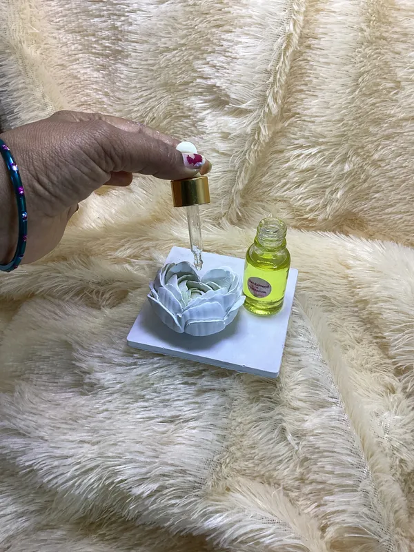 Sandalwood_Essential_Oil_Dropper_Bottle
