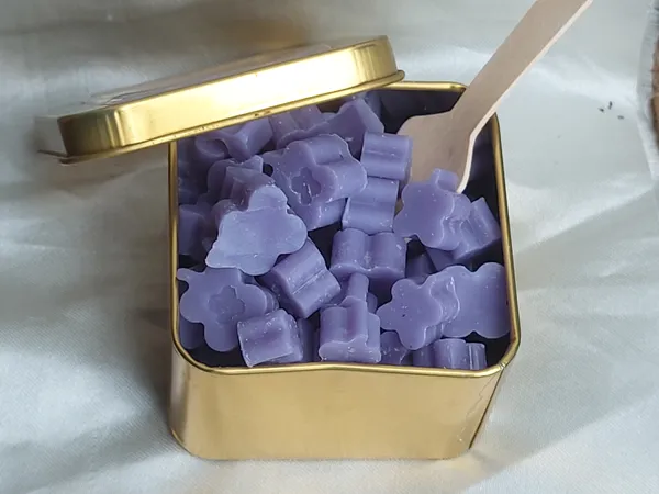 Purple_Wax_Floral_Melts_With_Storage_Tin