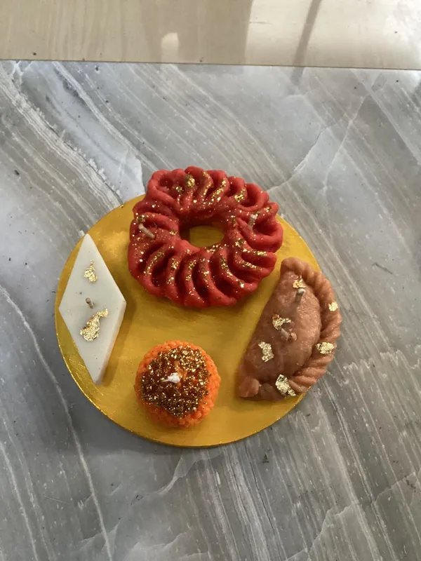 Golden_Finish_Assorted_Motif_Decorative_Display_Plate