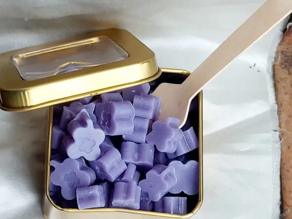 Purple_Wax_Floral_Melts_With_Storage_Tin