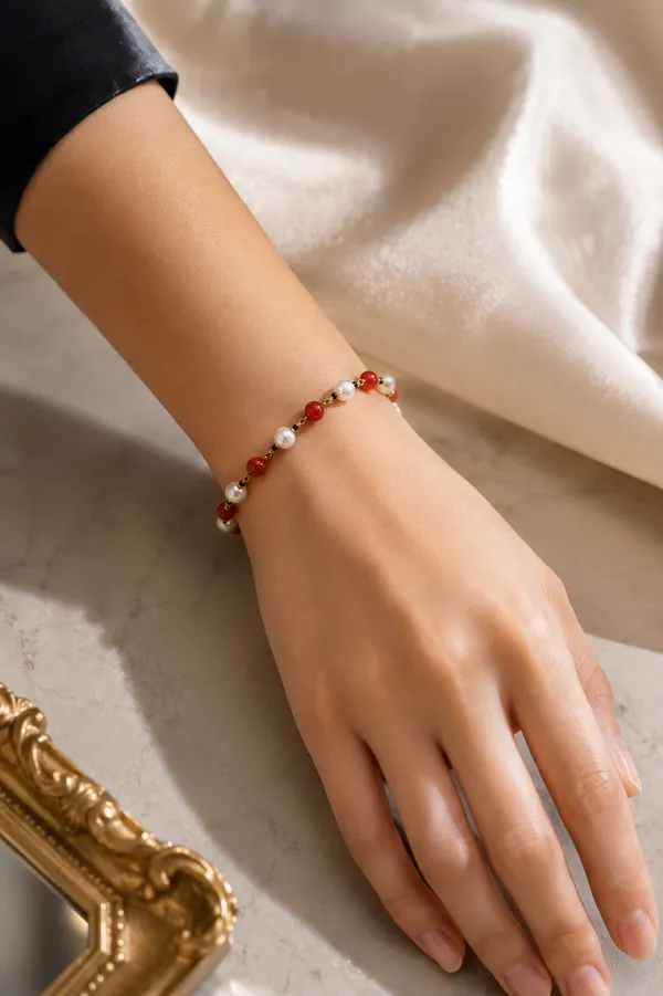 Red_And_White_Beaded_Bracelet_for_Women