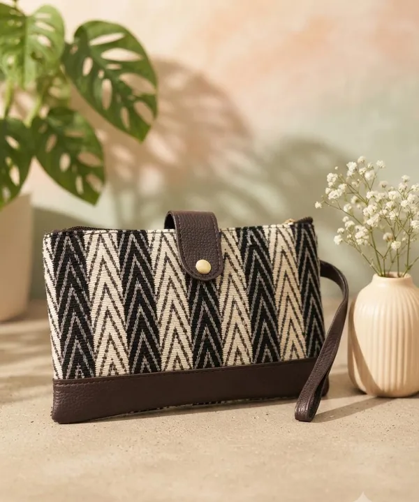 Black_And_Cream_Woven_Wristlet_Clutch_For_Women