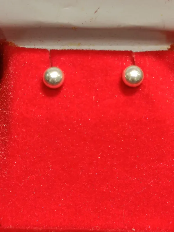 White_Pearl_Stud_Earrings_for_Women