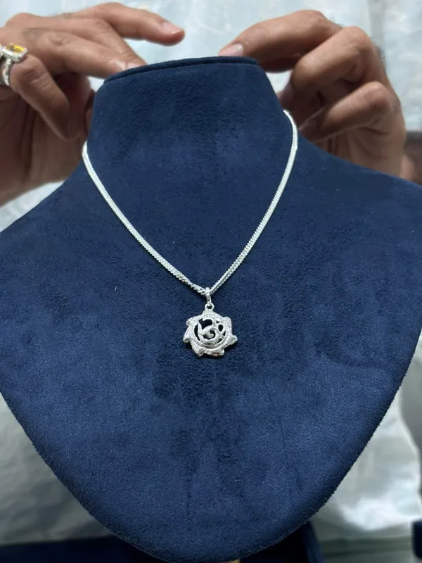 Silver_Tone_Ornate_Pendant_Necklace_for_Women
