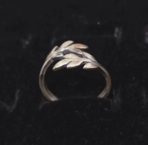 Silver_Tone_Leaf_Design_Ring_for_Women