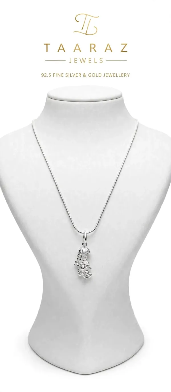 Silver_Ornate_Pendant_Necklace_for_Women