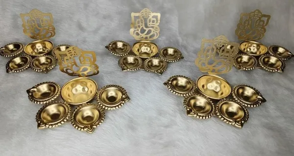 Metal_Traditional_Ganesha_Motif_Diya_Set
