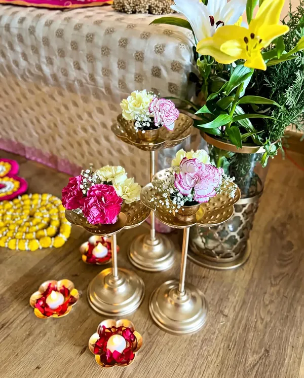 Brass_Decorative_Perforated_Pedestal_Urli_Set