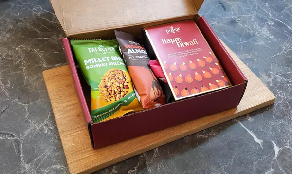 Jashn_Festive_Snack_And_Candle_Gift_Hamper