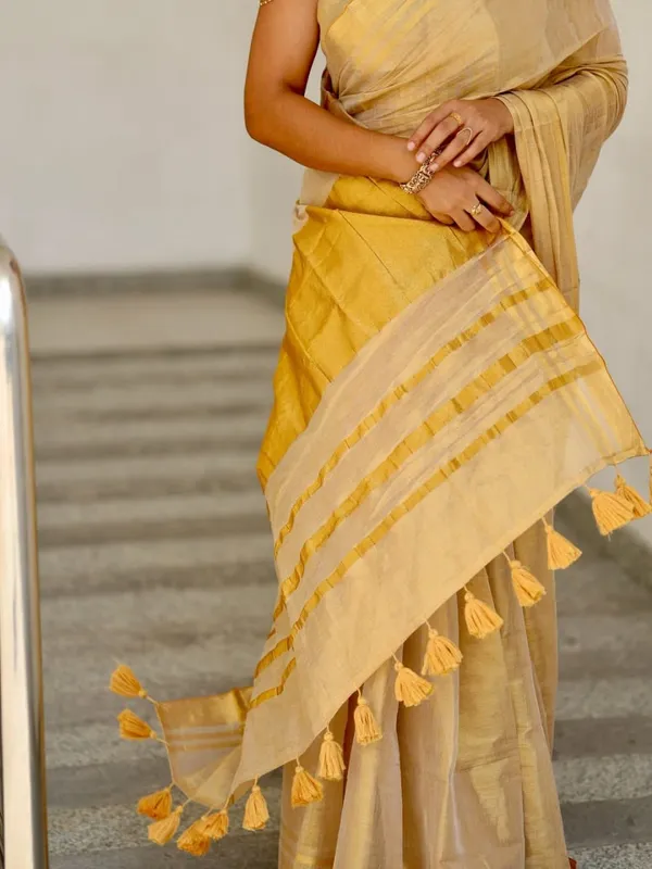 Beige_Striped_Traditional_Saree_For_Women