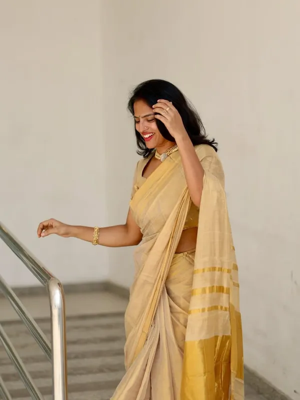 Beige_Striped_Traditional_Saree_For_Women