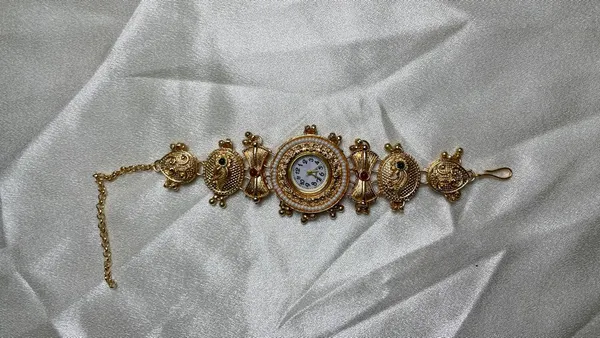 Souvelle_by_Trishh-kashmiri_watch-Golden