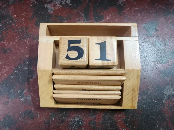 Wood_Natural_Finish_Perpetual_Table_Calendar