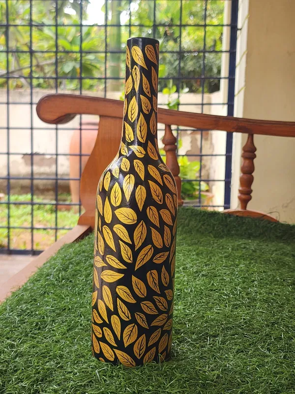 Green_and_Gold_Leaf_Pattern_Decorative_Vase