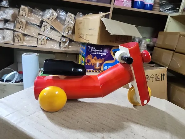 Red_Wood_Ride_On_Scooter_Toy_For_Kids