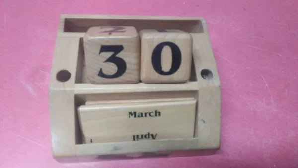 Wood_Natural_Finish_Perpetual_Table_Calendar