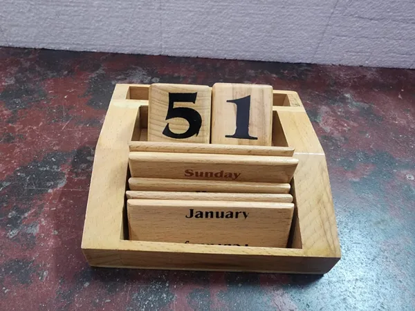Wood_Natural_Finish_Perpetual_Table_Calendar