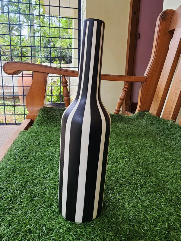 Wood_Black_White_Vertical_Stripe_Decorative_Showpiece