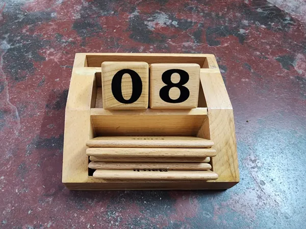 Wood_Natural_Finish_Perpetual_Table_Calendar