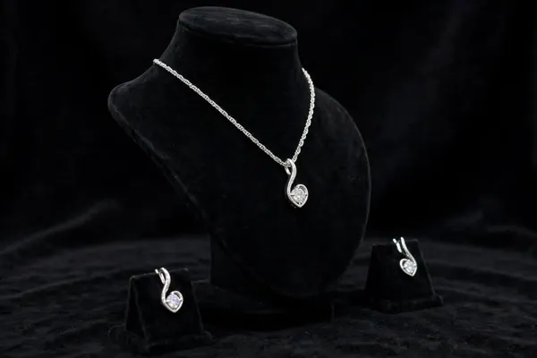 Silver_Tone_Heart_Pendant_Necklace_And_Earrings_Set_For_Women
