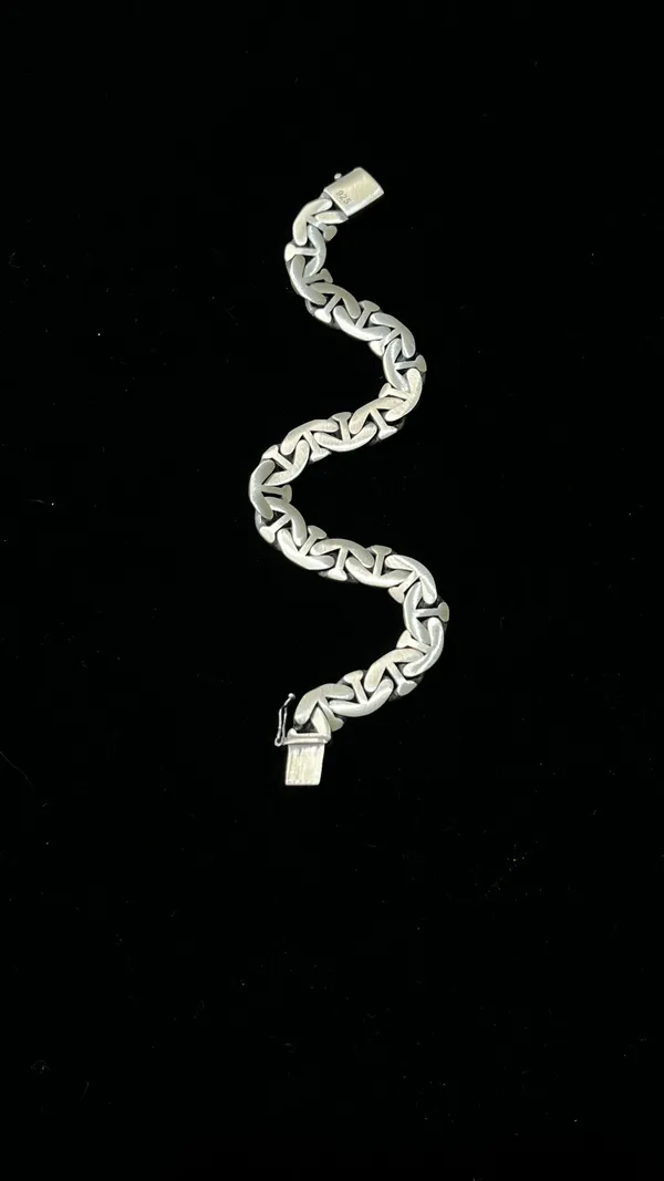 Silver_Tone_Interlocking_Link_Chain_Bracelet_For_Women