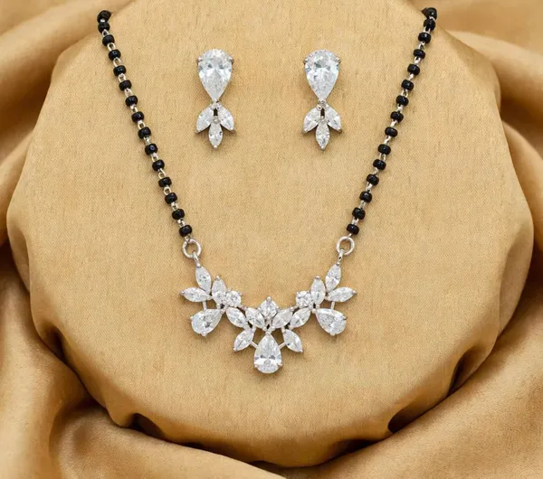 Black_Beaded_Silver_Tone_Floral_Pendant_Jewellery_Set_For_Women