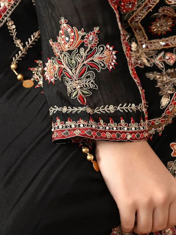 Women_Ethnic_Motifs_Embroidered_Regular_Thread_Work_Kurta_with_Patiala_&_With_Dupatta